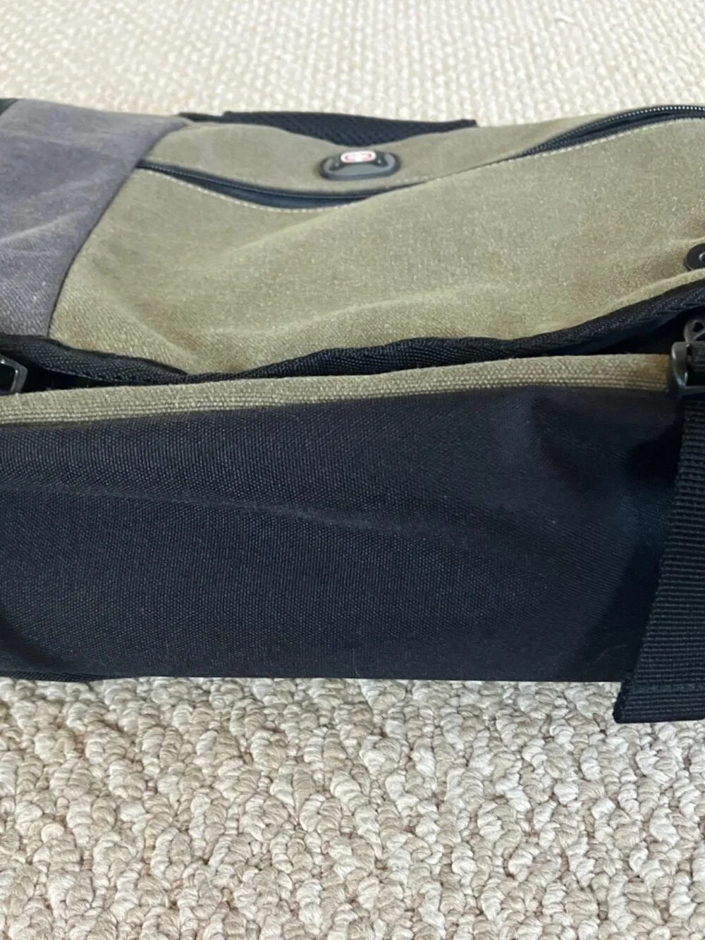 NWOT Swiss Gear Wenger Zinc model laptop/messenger bag Padded Laptop Compartment